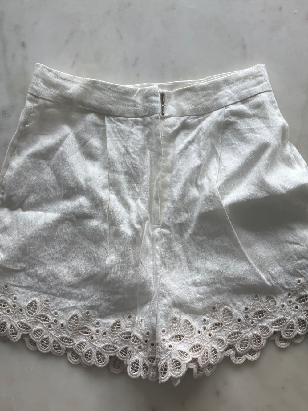 NWT ASTR The Label White Lace-Hem Women’s Shorts